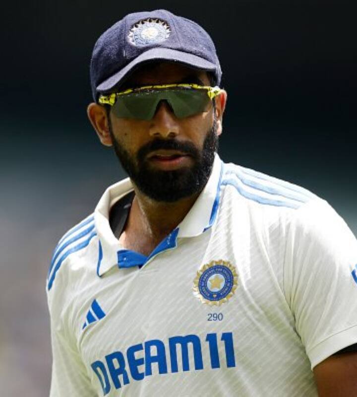 आईसीसी टेस्ट बॉलिंग में नंबर 1 गेंदबाज जसप्रीत बुमराह है. भारतीय तेज गेंदबाज के 907 रेटिंग पॉइंट्स हैं. इस फॉर्मेट में नंबर 1 ऑलराउंडर भी भारतीय ही हैं. जसप्रीत बुमराह आईसीसी ऑलराउंडर रैंकिंग में नंबर 1 पर हैं.