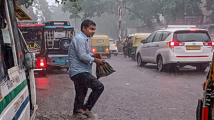 তবে আবহাওয়া দফতর জানিয়েছে , শনিবার থেকে কমতে পারে বৃষ্টির পরিমাণ। বজ্রবিদ্যুৎ-সহ কয়েক পশলা বৃষ্টির সম্ভাবনা রয়েছে।