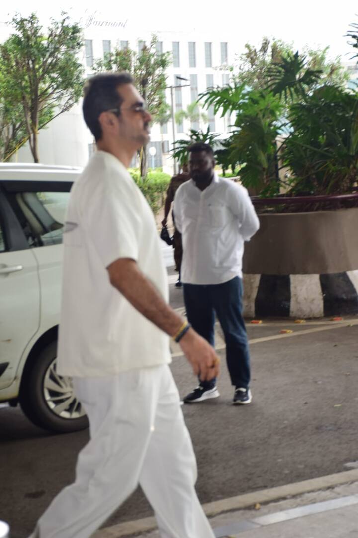 वहीं भरत तख्तानी मीडिया को देखते ही एक्ट्रेस को छोड़कर दूसरी तरफ चले जाते हैं.