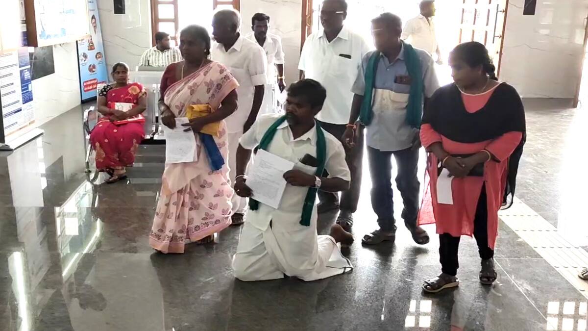 மயிலாடுதுறையில் மண்டியிட்டு வந்து மாவட்ட ஆட்சியரிடம் மனு அளித்த விவசாயி - எதற்காக தெரியுமா?