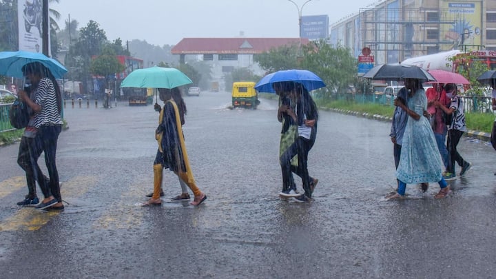 আজ রথযাত্রার দিনে কলকাতা-সহ দক্ষিণবঙ্গে দুর্যোগের আশঙ্কা। একাধিক জেলা হালকা-মাঝারি বৃষ্টির পূর্বাভাস  হাওয়া অফিসের। আবহাওয়া দফতর সূত্রে খবর, দিঘায় আকাশ আজ আংশিক মেঘলা থাকবে।