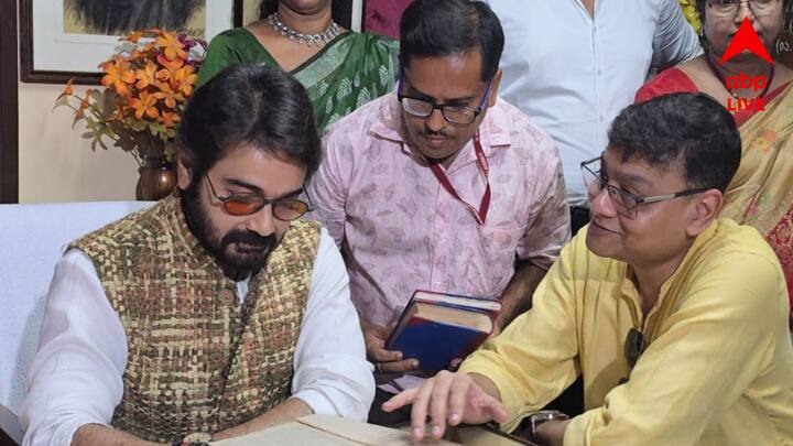 বঙ্কিমচন্দ্র চট্টোপাধ্যায়ের বাড়িতে গিয়ে শুভ্রজিৎ ও প্রসেনজিৎ চট্টোপাধ্য়ায় দেখেন লেখকের লেখা বিভিন্ন পুরনো বই। ঘুরে দেখে স্মৃতি বিজড়িত বাড়ির আনাচ কানাচ।