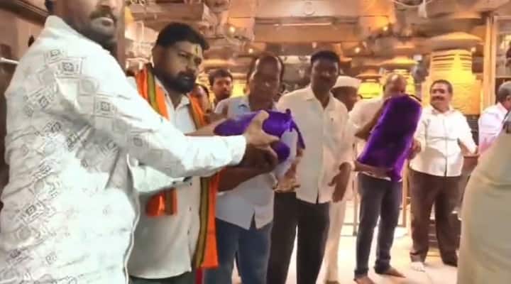 रात्रंदिवस दर्शनाला उभारलेल्या विठुरायाला शेणवटा जाणवू नये यासाठी देवाच्या पाठीशी मऊ कापसाचा लोड लावण्याची परंपरा आहे.
