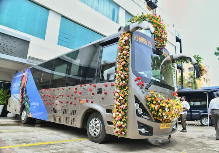 క్యారవాన్ వాహనం లోపల బెడ్లు, చిన్న కిచెన్ (స్టవ్, ఫ్రిడ్జ్), వాష్రూమ్, కుర్చీలు, టేబుల్, వై-ఫై, ఎసీ, టీవీ లాంటి సదుపాయాలు ఉన్నాయి. ఈ క్యారవాన్ ఒక చిన్న మొబైల్ హోటల్లా పనిచేస్తుందన్నారు చంద్రబాబు.