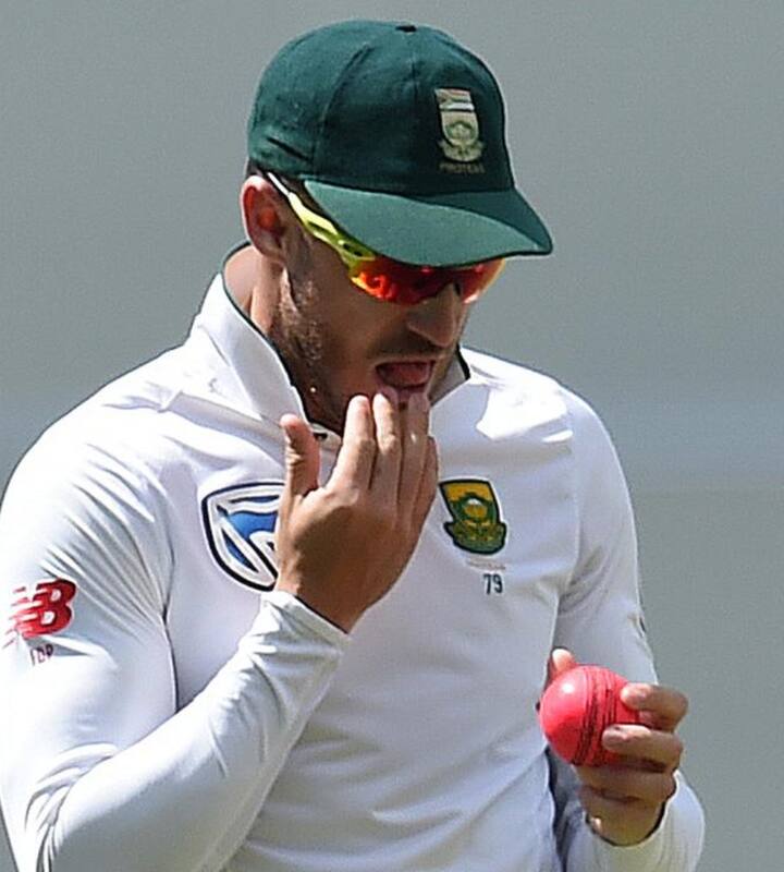 New saliva rule in cricket: सलाइवा लगाने पर प्रतिबंध जारी रहेगा, जो कोरोना के बाद लगाया गया था. इसके उल्लंघन पर अभी भी 5 रन पेनल्टी के रूप में काटे जाएंगे. लेकिन अब अगर गलती से गेंदबाज या फील्डर ने ऐसा किया तो गेंद बदलना अनिवार्य नहीं होगा. अंपायर ये तभी बदलेंगे जब गेंद में भारी बदलाव हो. यानी अंपायर अपने विवेक से ये फैसला लेगा कि गेंद बदलने की जरुरत है या नहीं. ये नियम तीनों फॉर्मेट में लागू होगा.