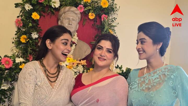 তিন নায়িকাও এদিন বঙ্কিমচন্দ্র চট্টোপাধ্যায়ের বাড়িতে। সাহিত্য সম্রাট বঙ্কিমচন্দ্র চট্টোপাধ্যায়ের মূর্তিতে মাল্যদান করেন তাঁরা।