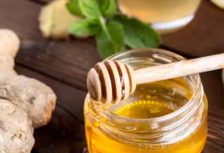 ਸ਼ਹਿਦ ਅਤੇ ਅਦਰਕ ਦਾ ਮਿਸ਼ਰਣ: ਸ਼ਹਿਦ ਵਿੱਚ ਐਂਟੀਬੈਕਟੀਰੀਅਲ ਗੁਣ ਹੁੰਦੇ ਹਨ ਅਤੇ ਅਦਰਕ ਸੋਜ ਨੂੰ ਘਟਾਉਣ ਵਿੱਚ ਮਦਦ ਕਰਦਾ ਹੈ। ਇੱਕ ਚਮਚ ਸ਼ਹਿਦ ਵਿੱਚ ਥੋੜ੍ਹਾ ਜਿਹਾ ਅਦਰਕ ਦਾ ਰਸ ਮਿਲਾਓ ਅਤੇ ਇਸਨੂੰ ਦਿਨ ਵਿੱਚ ਦੋ ਵਾਰ ਲਓ।