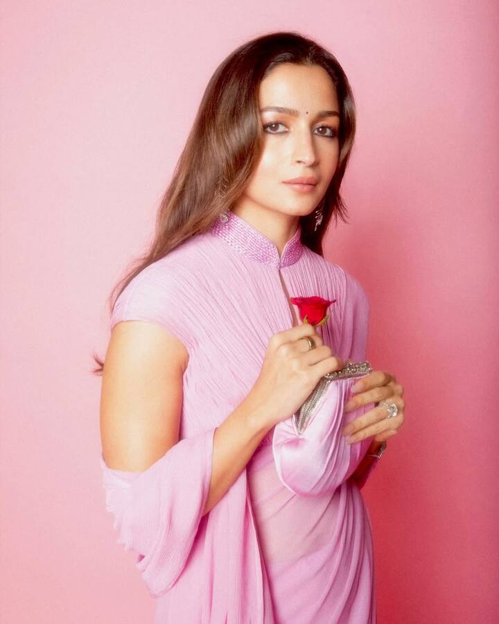 वहीं दूसरे फैन ने लिखा- पिंक साड़ी में आलिया पर तो दिल आ गया. आलिया ने हाथ में गुलाब का फूल लिए भी फोटोज शेयर की हैं. उनकी मासूमियत पर लोग दिल हार बैठे हैं.