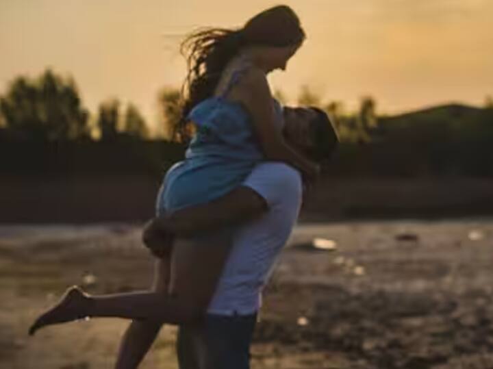 ਵਿਦੇਸ਼ਾਂ ਵਿੱਚ ਵਨ ਨਾਈਟ ਸਟੈਂਡ ਬਹੁਤ ਆਮ ਹੈ। ਇਹ ਉੱਥੋਂ ਦੇ ਨੌਜਵਾਨਾਂ ਵਿੱਚ ਬਹੁਤ ਮਸ਼ਹੂਰ ਹੋ ਰਿਹਾ ਹੈ। ਮੁੰਡੇ ਹੋਣ ਜਾਂ ਕੁੜੀਆਂ, ਹਰ ਕੋਈ ਇੱਕ ਰਾਤ ਲਈ ਸਰੀਰਕ ਸੰਬੰਧ ਬਣਾਉਂਦੇ ਹੈ, ਇਸਨੂੰ ਵਨ ਨਾਈਟ ਸਟੈਂਡ ਕਿਹਾ ਜਾਂਦਾ ਹੈ। ਇਸ ਬਾਰੇ ਤਾਂ ਲੋਕਾਂ ਨੂੰ ਪਤਾ ਹੈ ਕਿ ਇਸੇ ਤਰ੍ਹਾਂ ਵੀ ਵਨ ਡੇ ਸਟੈਂਡ ਵੀ ਹੁੰਦਾ ਹੈ। ਆਓ ਜਾਣਦੇ ਹਾਂ ਇਸ ਬਾਰੇ- ਵਨ ਨਾਈਟ ਸਟੈਂਡ ਵਾਂਗ, ਵਨ ਡੇ ਸਟੈਂਡ ਵੀ ਹੁੰਦਾ ਹੈ, ਪਰ ਇਹ ਸ਼ਬਦ ਬਹੁਤ ਮਸ਼ਹੂਰ ਨਹੀਂ ਹੈ ਅਤੇ ਇਸਦਾ ਕੋਈ ਸਟੀਕ ਅਰਥ ਵੀ ਨਹੀਂ ਹੈ।