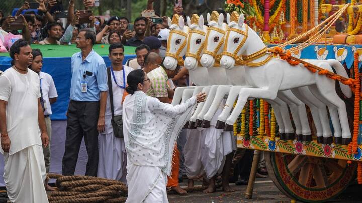 প্রথমবার দিঘার রথের রশিতে পড়ল টান। গতকাল রাতেই রথগুলি মন্দির চত্বর থেকে বের করে রাস্তায় এনে রাখা হয়। এদিন এই রথগুলিতে স্থাপন করা হয় জগন্নাথ, বলরাম, সুভদ্রার নিমকাঠের তৈরি বিগ্রহ ও সুদর্শন চক্র।