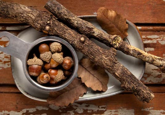 मुलेठी चबाना: मुलेठी एक आयुर्वेदिक जड़ी-बूटी है जो गले को कोटिंग देती है और खराश को शांत करती है. इसे धीरे-धीरे चबाएं या इसका काढ़ा बनाकर पिएं.