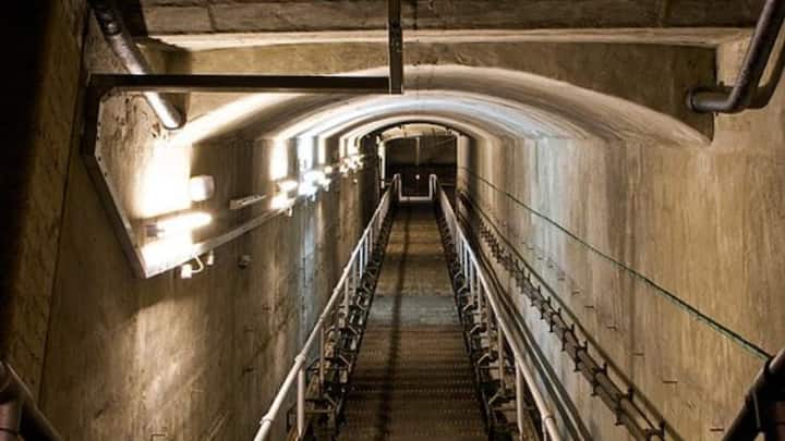 इस लिस्ट में सबसे पहला नाम बर्लिंगटन बंकर का है. यह 35 एकड़ में फैली यूके की कोल्ड सिटी है, जिसे लगभग 100 फीट नीचे बनाया गया है. कहते हैं कि इस जगह पर 6000 लोगों को तीन महीने तक सुरक्षित रखा जा सकता है.