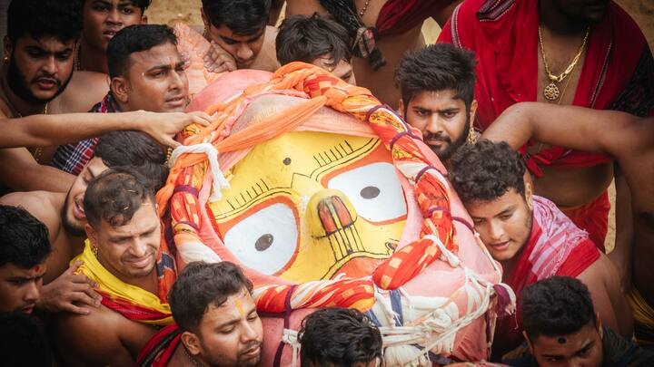 বৃষ রাশির জাতকদের পরিবারে একটি মনোরম পরিবেশ থাকে । তাঁদের মধ্যে গভীর আধ্যাত্মিক শক্তি থাকে, যা কঠিন সময়েও তাঁদের ভেঙে পড়তে দেয় না।