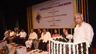 पण आताच्या काळातही आम्ही काय सरकारी कार्यालय आणि मंत्र्यांकडे वाघ घेऊन जायचं का? ज्येष्ठ दिग्दर्शक जब्बार पटेलांकडून व्यवस्थेला खडे बोल