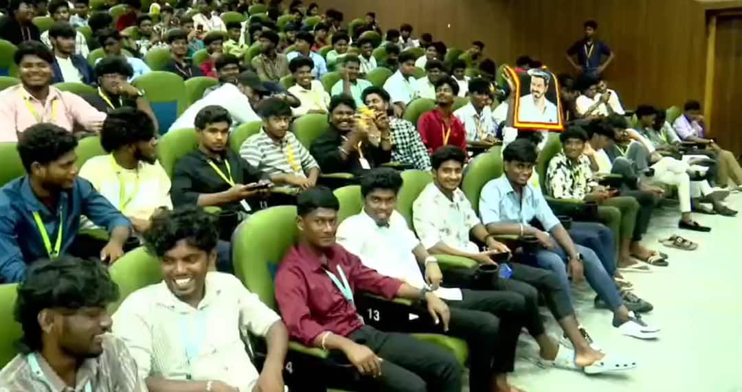 TVK fans are chasing DMK MK Stalin student who showed Vijay's film at today's event! முதல்வரைத் துரத்தும் தவெக ரசிகர்கள்; இன்றைய நிகழ்வில் விஜய் படம் காட்டிய மாணவர்!