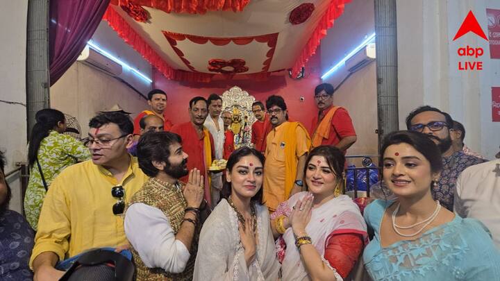 এরপরে গোটা টিম 'দেবী চৌধুরানী' পৌঁছন নৈহাটির বিখ্যাত বড়মা-র মন্দিরে। প্রত্যেকেই ভক্তিভরে পুজো দেন। ছবির সাফল্যের জন্য মঙ্গলকামনা করেন।