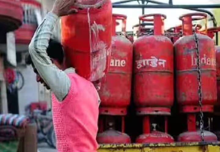 ਆਮ ਤੌਰ 'ਤੇ, ਸਿਲੰਡਰ 'ਤੇ ਇੱਕ ਅੱਖਰ ਅਤੇ ਦੋ ਡਿਜਿਟ ਹੁੰਦੇ ਹਨ। ਜਿਵੇਂ ਕਿ A-25 ਜਾਂ B-26। ਤੁਹਾਨੂੰ ਦੱਸ ਦਈਏ ਕਿ ਅੱਖਰ A, B, C ਅਤੇ D ਹਰ ਤਿੰਨ ਮਹੀਨਿਆਂ ਲਈ ਹੁੰਦੇ ਹਨ। ਜੋ ਕਿ ਕ੍ਰਮਵਾਰ ਜਨਵਰੀ ਤੋਂ ਦਸੰਬਰ ਤੱਕ ਹੁੰਦਾ ਹੈ। ਅਤੇ ਲਿਖੇ ਗਏ ਅਗਲੇ ਦੋ ਡਿਜਿਟ ਸਾਲ ਨੂੰ ਦਰਸਾਉਂਦੇ ਹਨ। ਜਿਵੇਂ ਕਿ 24 ਯਾਨੀ 2024 25 ਜਨਵਰੀ 2025।