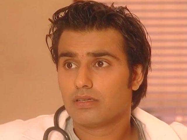 संजीत बेदी ने इस शो में एडवोकेट महेश बजाज का रोल प्ले किया था. हालांकि फैंस उन्हें संजीवनी के ज्यादातर याद करते हैं. 10 साल पहले उनकी दर्दनाक मौत हो गई.