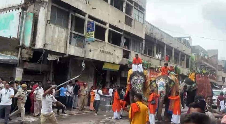 Ratha Yatra 2025: আমদাবাদে রথযাত্রায় বিপত্তি, ডিজে-র বিকট শব্দে উত্তেজিত হয়ে পড়ে ভিড়ের মধ্যে ছুটল দাঁতাল, আহত ৩ !