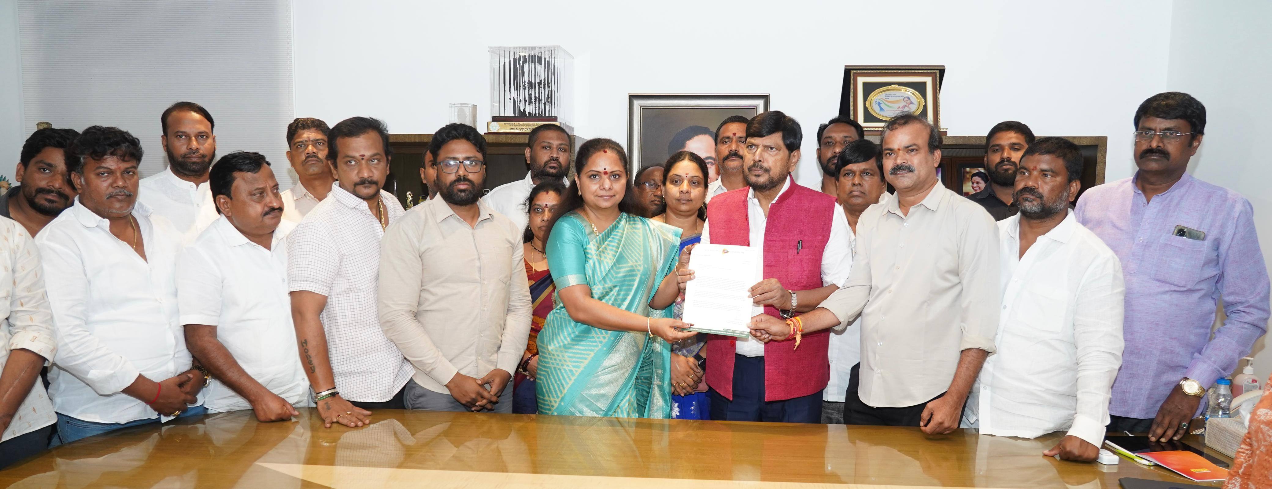 K Kavitha: హైదరాబాద్‌లో కవిత సంచలన భేటీ: బీసీ రిజర్వేషన్లపై కేంద్రమంత్రికి కీలక విజ్ఞప్తి!