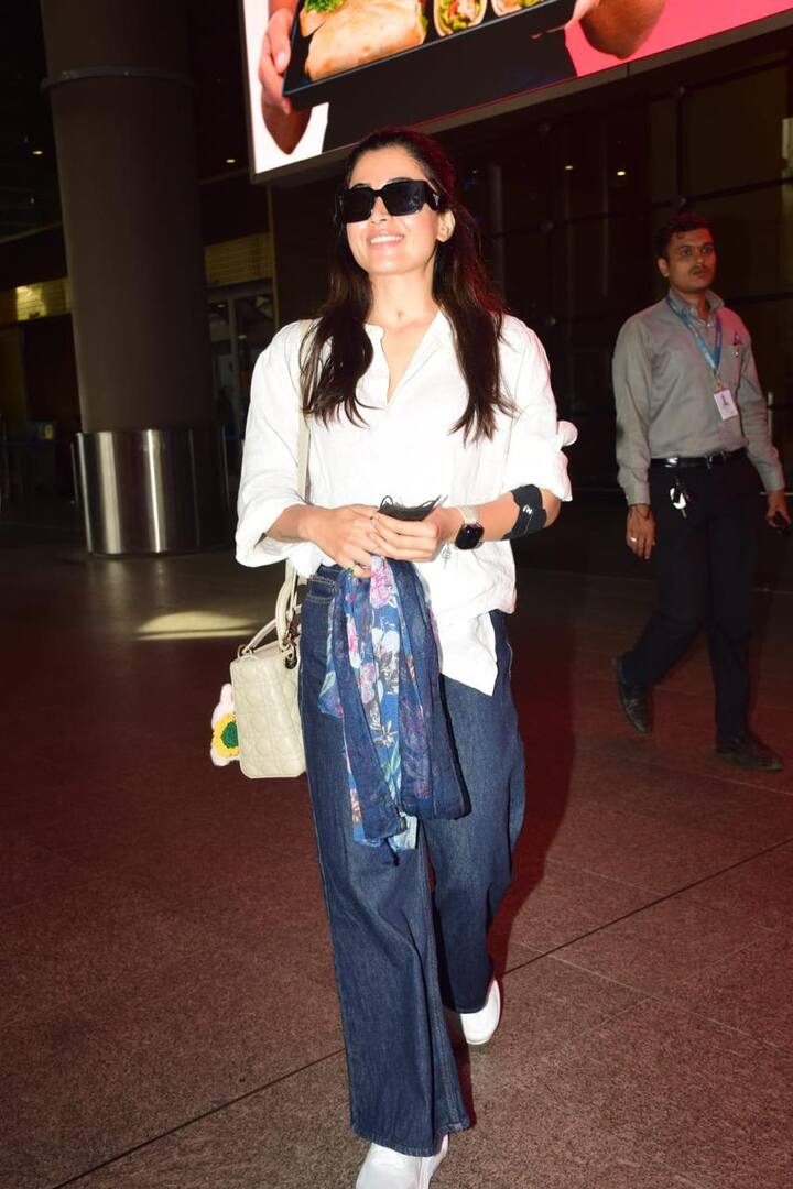 इस आउटफिट में एक्ट्रेस बड़ी क्लासिक लग रही थीं, लेकिन उनके हाथ में काले रंग का बैंडेज भी देखा गया शायद उनके हाथ में चोट लगी हुई है.