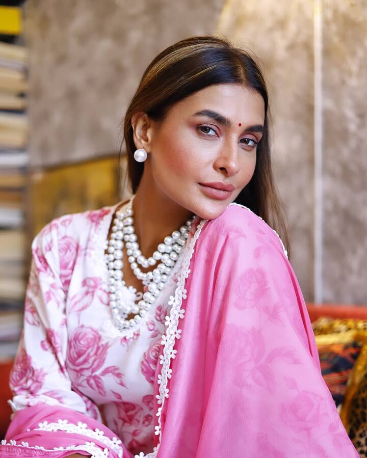 आपने कितनी भी साधना क्यों ना की हो लेकिन देवी के कपड़े नहीं बदलने चाहिए. क्या मैं किसी को अपनी मां के कपड़े बदलने की अनुमति दे सकती हूं, नहीं ना.