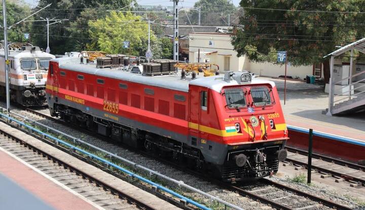 भारतीय रेलवे ट्रेन की एक साथ सफाई के साथ ही हर अलग अलग कोच की समस्या के लिए एक अलग से कोड भी देता है. इन कोड के अनुसार आप अपने पीएनआर नंबर के साथ यह कोड डालकर टॉयलेट जैसी समस्याओं को लेकर शिकायत कर सकते हैं. T – टॉयलेट क्लीनिंग  C – कोच की सफाई W – कोच में पानी भरवाना B – गंदे बेडरोल या चादर P – पेस्ट कंट्रोल / कीट नियंत्रण E – लाइट या AC की खराबी R – छोटी-मोटी मरम्मत