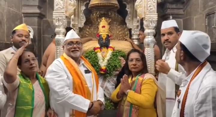 यंदाची आषाढी खऱ्या अर्थाने विक्रमी होणार असून आजच देवाच्या दर्शनाची रांग गोपाळपूरचे 14 पत्रा शेड भरून दूर पर्यंत पोहोचली आहे. या गर्दीवरून यंदा आषाढीचे सर्व विक्रम मोडीत निघणार असे चित्र आहे.