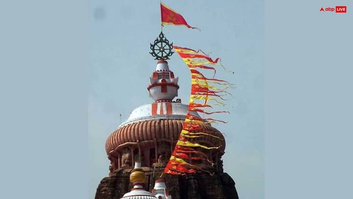 जगन्नाथ मंदिर का रोजाना ध्वज बदलने की परंपरा सालों से निभाई जा रही है. कहते हैं  यह परंपरा भगवान के प्रति सम्मान और भक्ति को दिखाती है.  मंदिर के शिखर पर रोजाना एक पुजारी 45 मंजिल जितनी ऊंचाई पर चढ़ता है और यह ध्वज बदलता है.