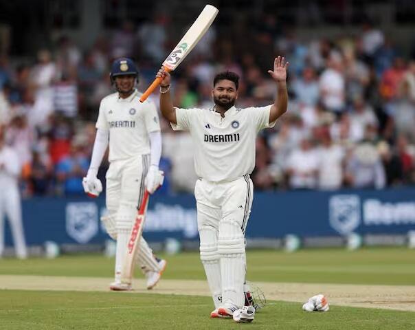 પંતે ઇંગ્લેન્ડ સામેની પ્રથમ ટેસ્ટની પ્રથમ ઇનિંગમાં 134 રનની શાનદાર ઇનિંગ રમી હતી. આ ઇનિંગમાં પંતે 12 ચોગ્ગા અને 6 છગ્ગા ફટકાર્યા હતા. આ પછી પંતે બીજી ઇનિંગમાં પણ શાનદાર સદી ફટકારીને ઇતિહાસ રચ્યો હતો.