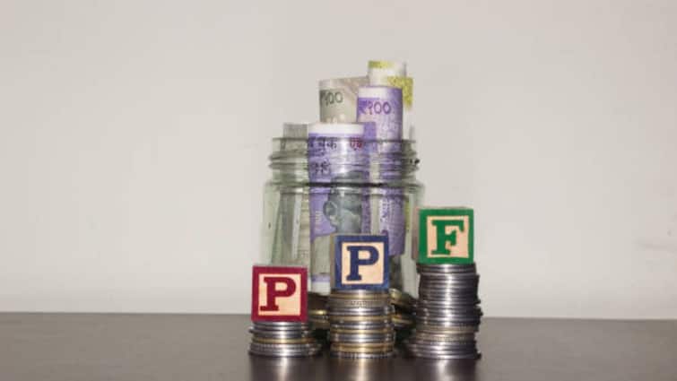 क्या Small Savings Schemes पर ब्याज दरें हो जाएंगी कम? सरकार जल्द करेगी रिव्यू क्या Small Savings Schemes पर ब्याज दरें हो जाएंगी कम? सरकार जल्द करेगी रिव्यू