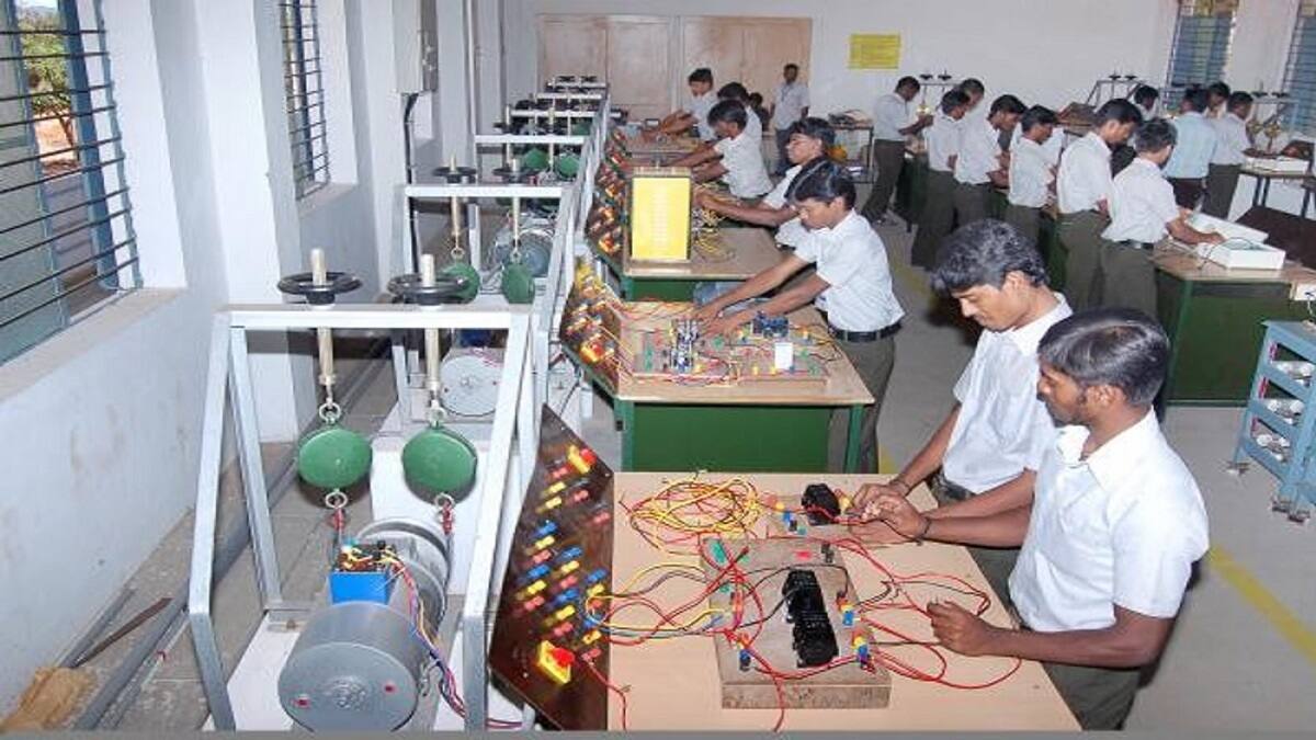 மாணவர்களின் கவனத்திற்கு... உடனடி வேலைவாய்ப்பு பெறக்கூடிய தொழிற்பிரிவுகள் உங்களுக்காக காத்திருக்கு!!!