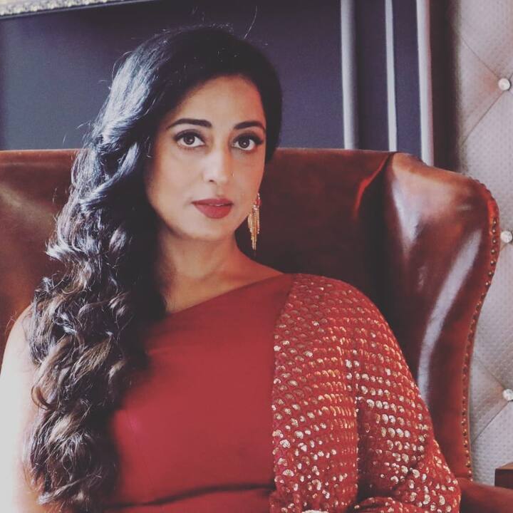 माही गिल का जन्म चंडीगढ़ में 1975 में हुआ था. एक्ट्रेस 49 साल की हो चुकी हैं. ये हसीना ग्लैमरस अंदाज से लेकर अपनी बेबाकी तक के लिए पॉपुलर है.