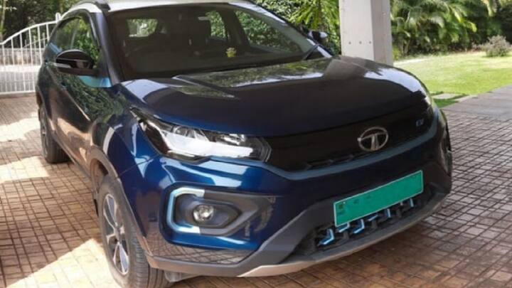 इसके अलावा आजकल इलेक्ट्रिक वाहन बहुत संख्या में खरीदे जा रहे हैं. अगर आपको किसी इलेक्ट्रिक वाहन का पता लगाना है. तो उसकी नंबर प्लेट देखकर पता लग जाएगा. इलेक्ट्रिक वाहन को हरी नंबर प्लेट दी जाती है. अगर वाहन प्राइवेट है तो सफेद अक्षर दर्ज होंगे. अगर वह कमर्शियल है तो पीले अक्षर होंगे.