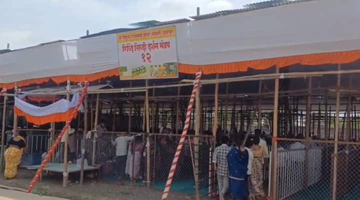 मंडळी ही आधीच विठ्ठलाचे दर्शन घेऊन पुन्हा आपल्या दिंडीत आणि पालखी सोहळ्यात परत जात आहेत.