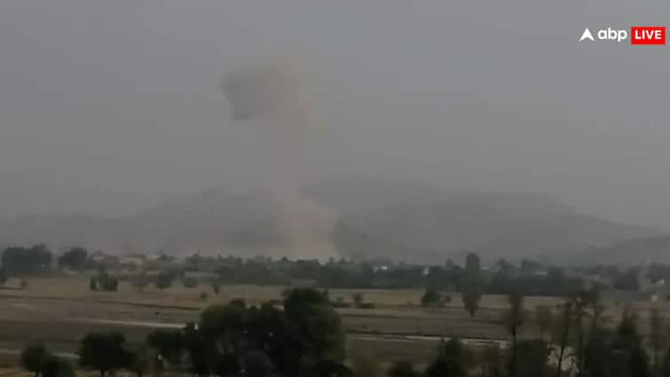 पाकिस्तान में सेना के काफिले पर सुसाइड अटैक, 13 जवान मारे गए; 10 बुरी तरह जख्मी पाकिस्तान में सेना के काफिले पर सुसाइड अटैक, 13 जवान मारे गए; 10 बुरी तरह जख्मी