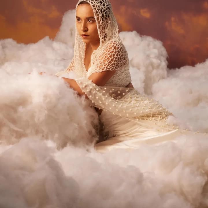 एक्ट्रेस का रिश्ता अपने ससुराल की वजह से है. तिलोत्तमा ने 2015 में जया बच्चन के भांजे कुणाल रॉस संग शादी की थी.