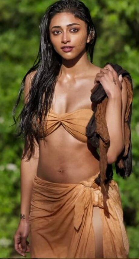 प्रीति ने छोटे से ब्लाउज के साथ धोती स्टाइल स्कर्ट पहनी हुई है. उनका कर्वी फिगर और चेहरे की ये नजाकत फैंस को दीवाना बना रही हैं.