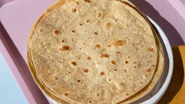 इसके अलावा सुबह खाली पेट दूध में भिगोई हुई बासी रोटी खाने से शरीर को ऊर्जा मिलती है। दूध और रोटी में ऐसे पोषक तत्व होते हैं जो शरीर को ताकत देते हैं। सुबह इसे खाने से आप दिनभर ऊर्जावान महसूस कर सकते हैं। इससे कमजोरी और थकान भी दूर होती है।