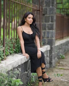 रियल लाइफ में ग्लैमर का दूसरा नाम हैं Panchayat की खुशबू, ऐसे ऐसे कपड़े पहन दिखाती हैं अदाएं