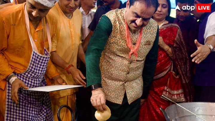अडानी ग्रुप द्वारा की जा रही ये सेवा केवल भोजन तक सीमित नहीं है. अडानी ग्रुप ने सफाई कर्मचारियों को फ्लोरेसेंट जैकेट्स, वॉलंटियर्स को टी-शर्ट और सुरक्षा बलों व श्रद्धालुओं के लिए रेनकोट, कैप और छतरियां वितरित की हैं. इसके अलावा, पुरी बीच लाइफगार्ड महासंघ के साथ मिलकर लाइफगार्ड्स को भी लॉजिस्टिक सपोर्ट दिया जा रहा है, जिससे समुद्र किनारे आने वाले लोगों की सुरक्षा सुनिश्चित की जा सके.