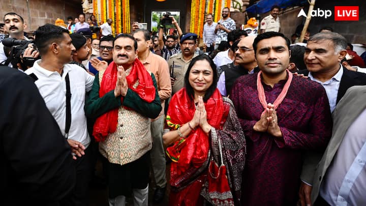 12 दिनों तक चलने वाली इस रथयात्रा में भक्तों का सैलाब उमड़ पड़ा है. देश-विदेश के कोने-कोने से श्रद्धालु भगवान जगन्नाथ के दर्शन के लिए पुरी पहुंचे हुए हैं. गौतम अडानी भी आज प्रभु के दर्शन-पूजन के लिए पुरी पहुंचे. बता दें कि अडानी ग्रुप ने इस्कॉन के साथ मिलकर पुरी में 26 जून से 8 जुलाई तक रथयात्रा के दौरान तीर्थयात्रियों और अग्रिम पंक्ति के अधिकारियों के लिए 'प्रसाद सेवा' शुरू किया है.