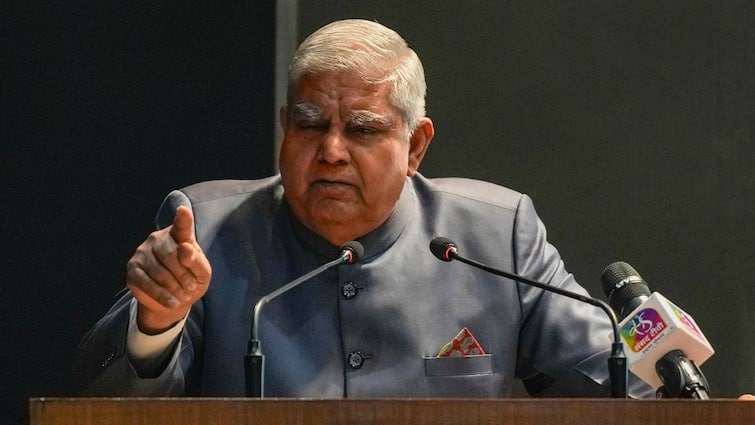 होसबोले के बयान पर मचा बवाल, अब उपराष्ट्रपति धनखड़ बोले- ‘ये बदलाव नासूर की तरह होसबोले के बयान पर मचा बवाल, अब उपराष्ट्रपति धनखड़ बोले- ‘ये बदलाव नासूर की तरह