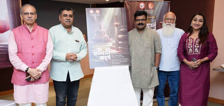 ‘अहिंसेचे तत्वज्ञान’ आणि ‘राष्ट्रहित’ यातील द्वंद्व दर्शवणारे हे नाटक काळाला अनुरूप असून 'संगीत संन्यस्त खड्ग' या नाटकाचा ८ जुलै रोजी शुभारंभाचा प्रयोग होईल. हा प्रयोग रवींद्र नाट्य मंदिर येथे सायंकाळी साडे सहा वाजता होणार आहे.