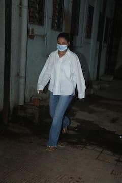 Shefali Jariwala: Shehnaaz Gill, Rashami Desai Pay Last Respects As Last Rites Begin