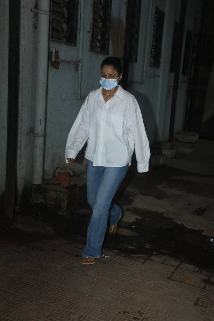 Bollywood celebs Shehnaaz Gill was seen at Jariwala's residence to pay her last respects.