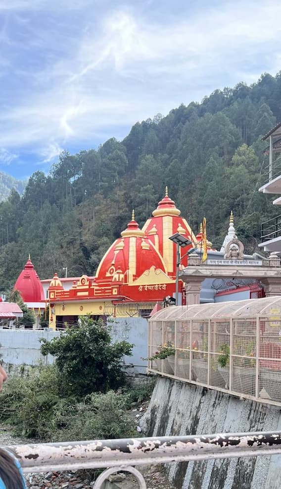 किसने और कब बनवाया था नीम करौली बाबा का मंदिर