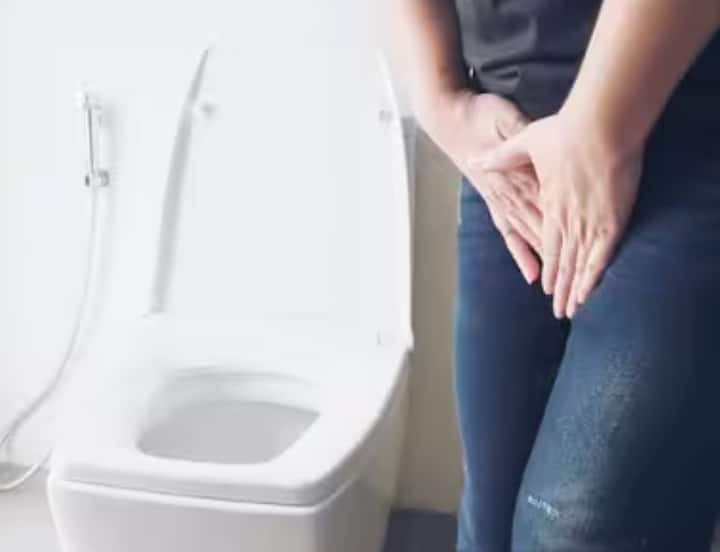 ਘੱਟ ਪਿਸ਼ਾਬ ਆਉਣਾ ਜਾਂ ਜਲਣ ਮਹਿਸੂਸ ਹੋਣਾ: ਯੂਰਿਕ ਐਸਿਡ ਸਰੀਰ ਵਿੱਚੋਂ ਪਿਸ਼ਾਬ ਰਾਹੀਂ ਬਾਹਰ ਕੱਢਿਆ ਜਾਂਦਾ ਹੈ, ਪਰ ਜਦੋਂ ਇਹ ਵੱਧ ਜਾਂਦਾ ਹੈ, ਤਾਂ ਪਿਸ਼ਾਬ ਘੱਟ ਹੋ ਸਕਦਾ ਹੈ ਜਾਂ ਪਿਸ਼ਾਬ ਵਿੱਚ ਜਲਣ ਮਹਿਸੂਸ ਹੋ ਸਕਦੀ ਹੈ। ਇਹ ਲੱਛਣ ਰਾਤ ਨੂੰ ਜ਼ਿਆਦਾ ਮਹਿਸੂਸ ਕੀਤੇ ਜਾ ਸਕਦੇ ਹਨ।