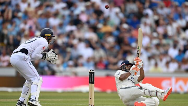 टेस्ट क्रिकेट की शुरुआत साल 1877 में हुई थी, तब से ही टेस्ट क्रिकेट में प्लेयर्स सफेद कपड़े पहनकर खेलते हैं. वहीं टेस्ट मैच में लाल गेंद का इस्तेमाल हो रहा है. यहां जानिए क्या है वजह.