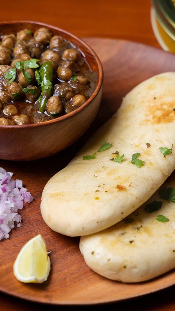 दिल्ली के 4 मशहूर जगहें जहां छोले कुलचे के दीवाने हर दिन लगाते हैं लंबी लाइन